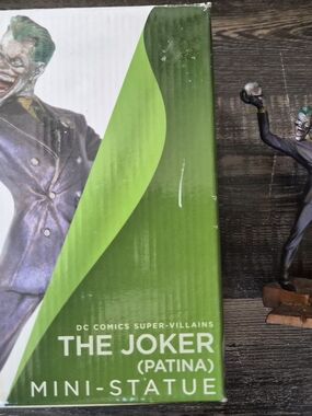 DC Comics The Joker (Patina) Mini-Statue - Green & Purple